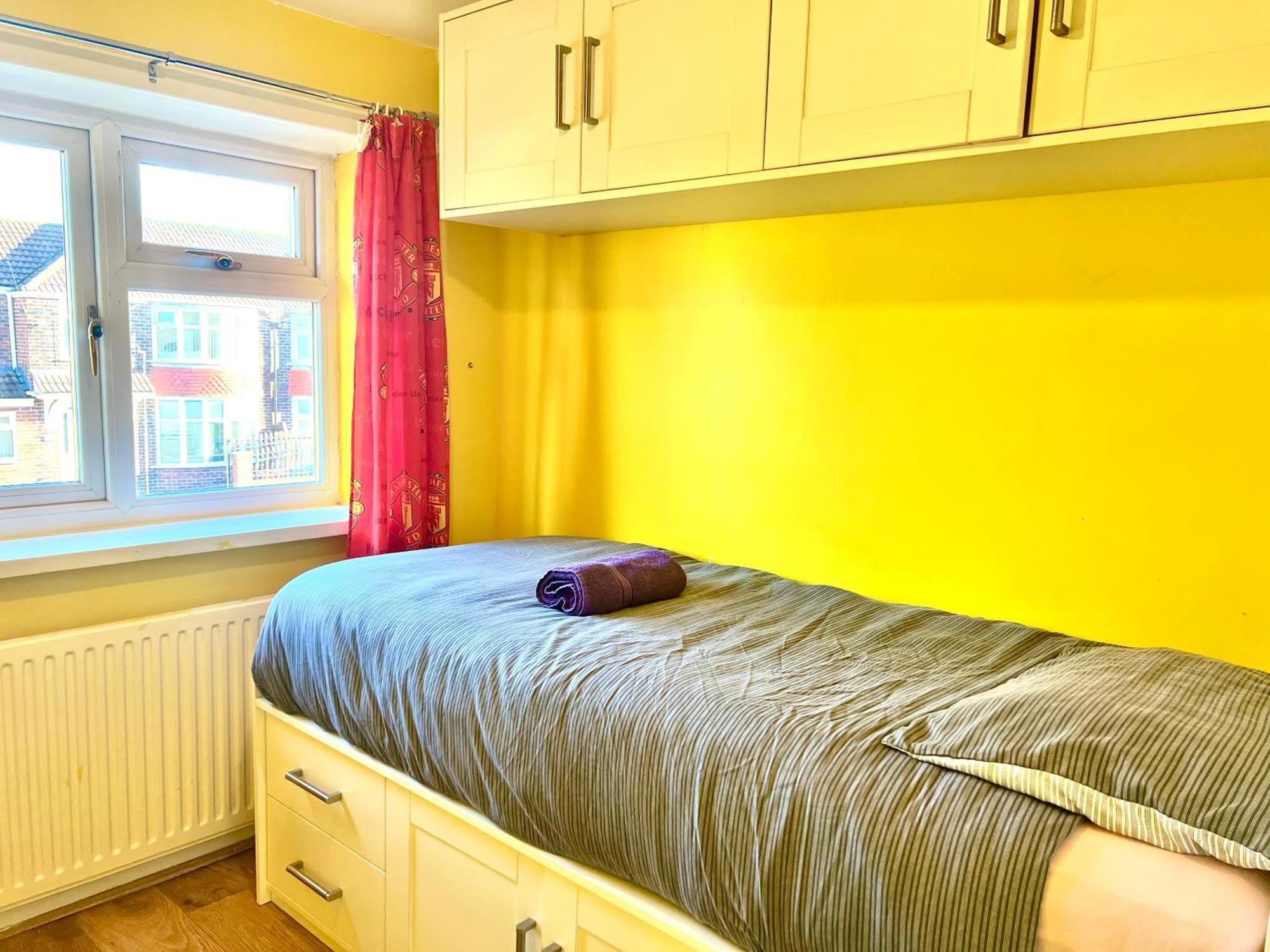 Spacious 3-bed Family Retreat With Cosy Living And Garden! Free Parking