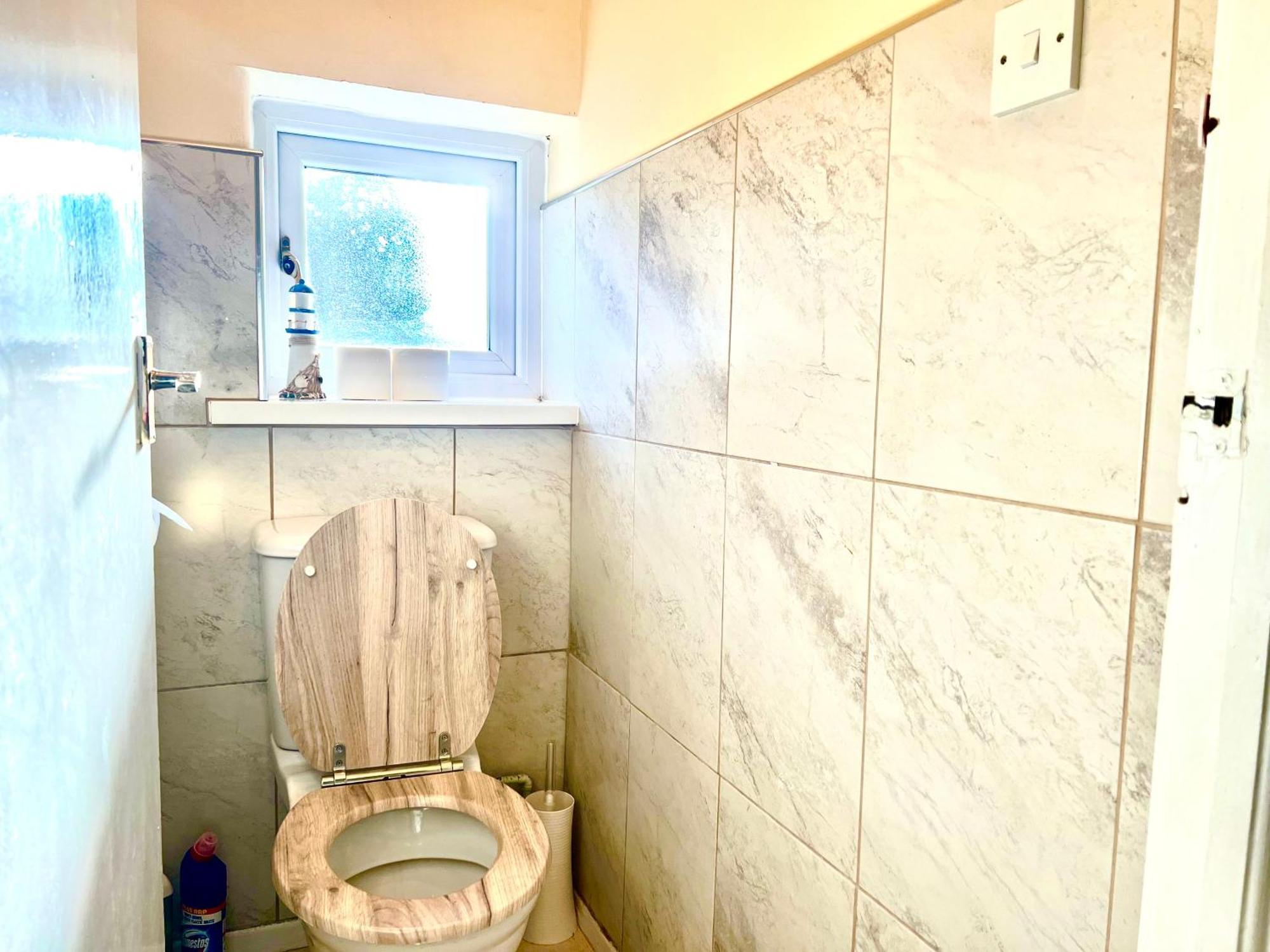 Spacious 3-bed Family Retreat With Cosy Living And Garden! Free Parking Holiday home