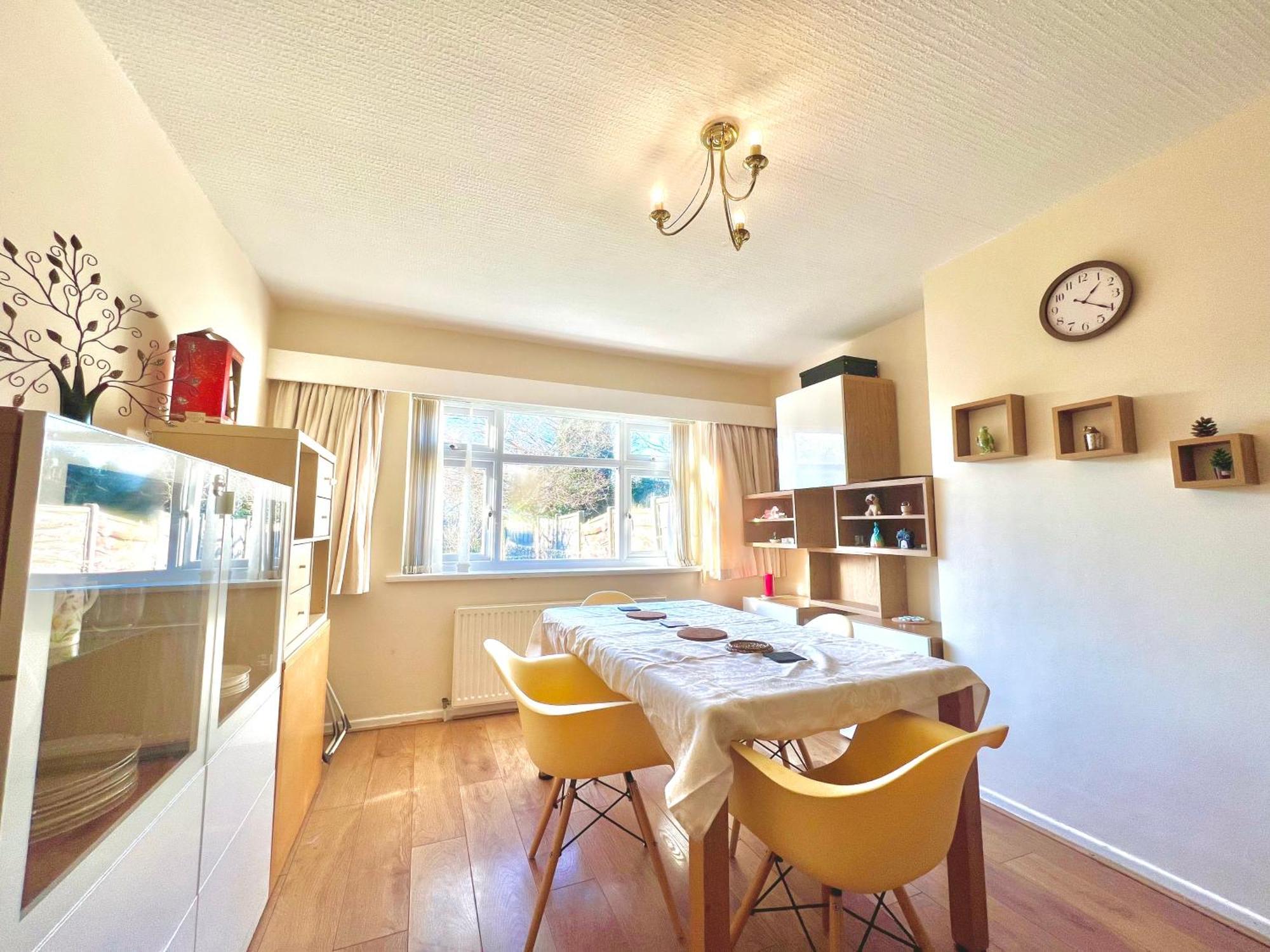 Holiday home Spacious 3-bed Family Retreat With Cosy Living And Garden! Free Parking *