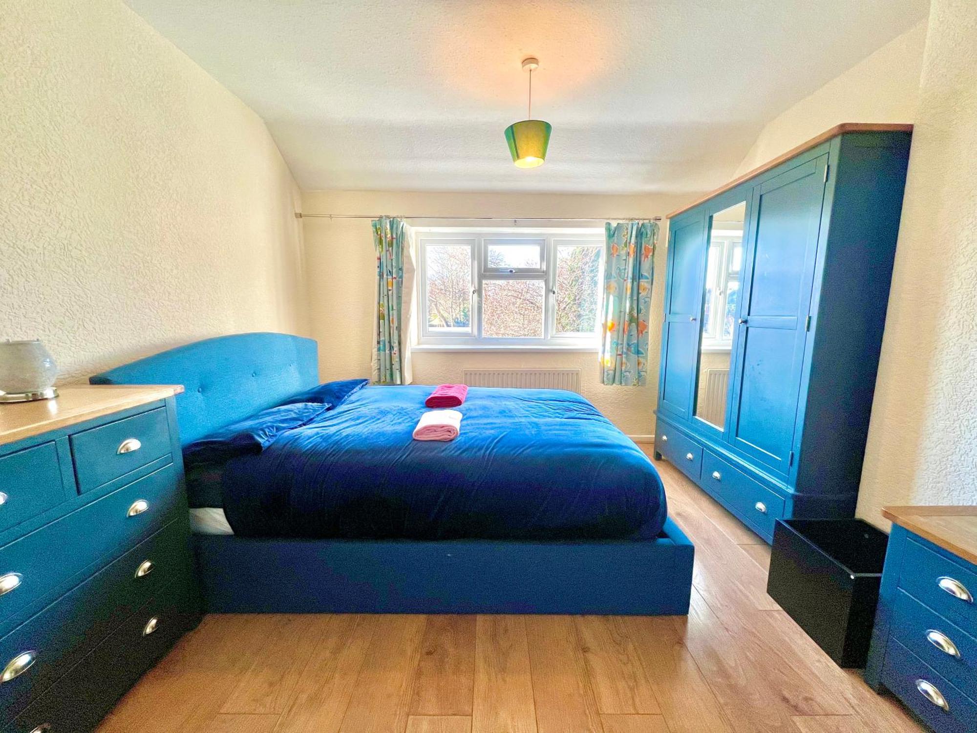 Spacious 3-bed Family Retreat With Cosy Living And Garden! Free Parking *