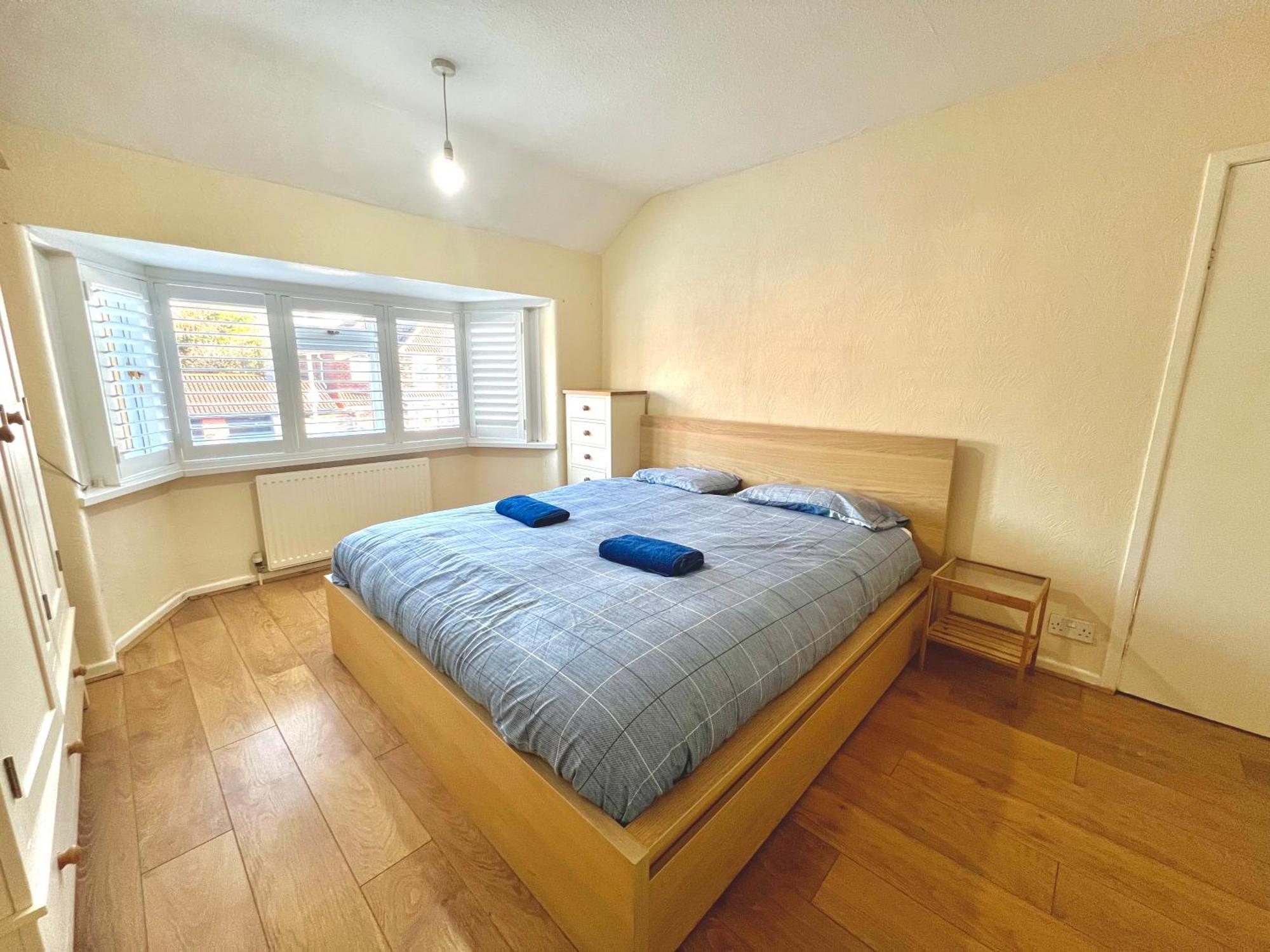 Spacious 3-bed Family Retreat With Cosy Living And Garden! Free Parking Holiday home