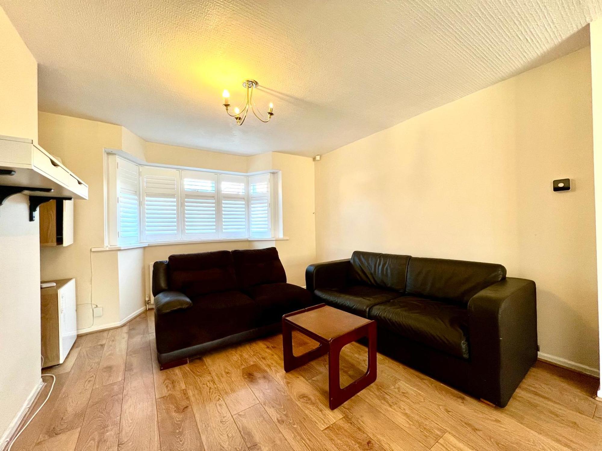 Spacious 3-bed Family Retreat With Cosy Living And Garden! Free Parking Holiday home *