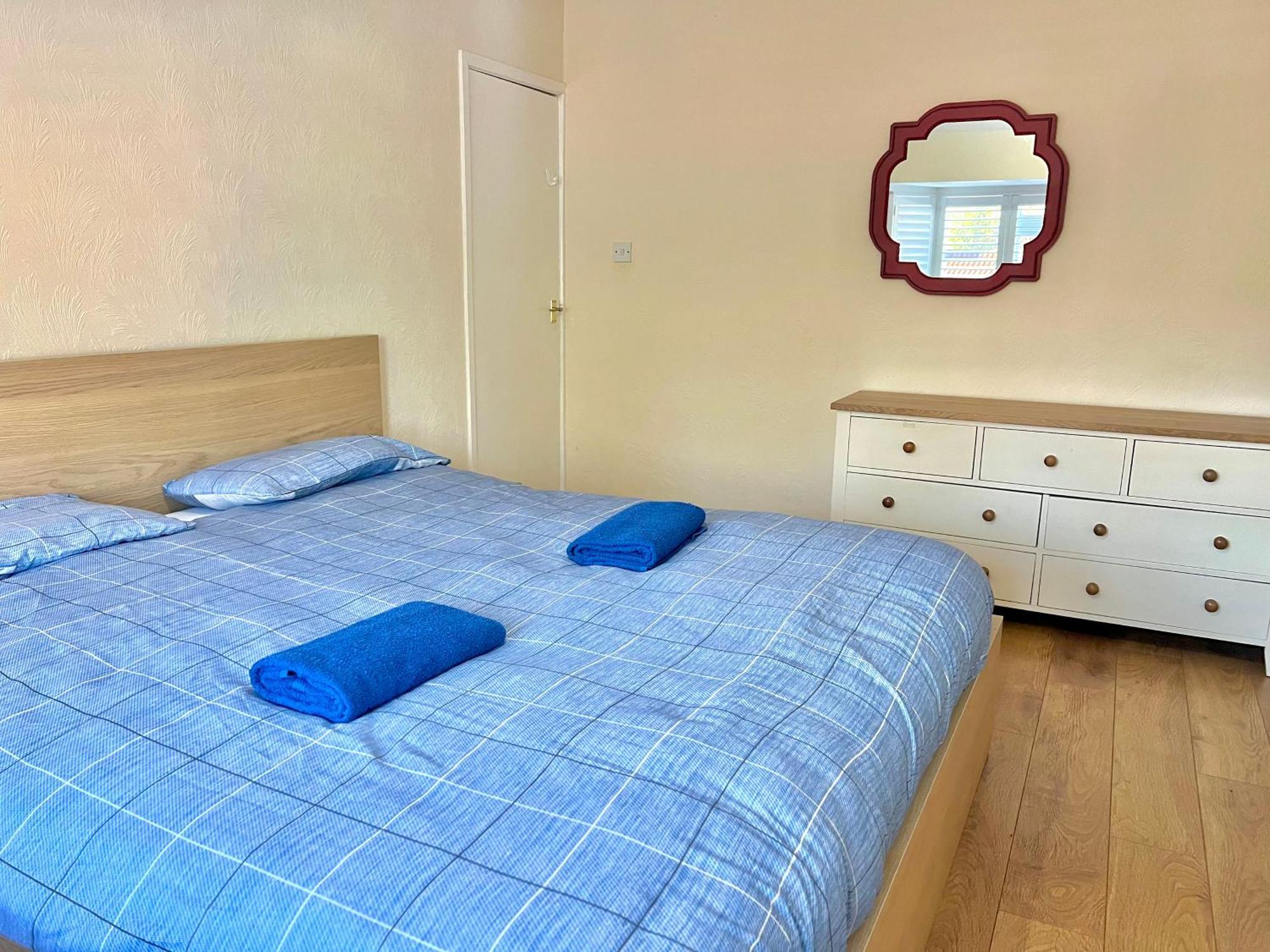 Spacious 3-bed Family Retreat With Cosy Living And Garden! Free Parking Holiday home Manchester