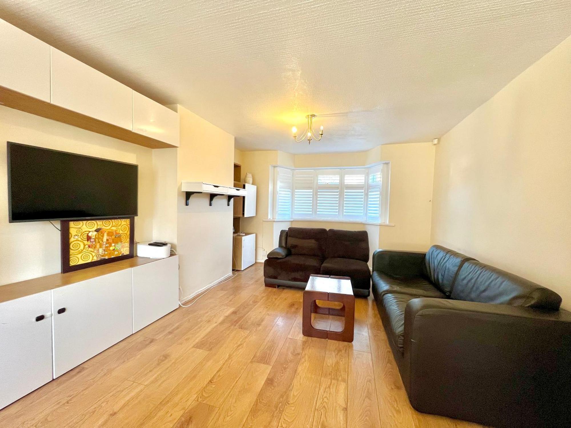 Holiday home Spacious 3-bed Family Retreat With Cosy Living And Garden! Free Parking *