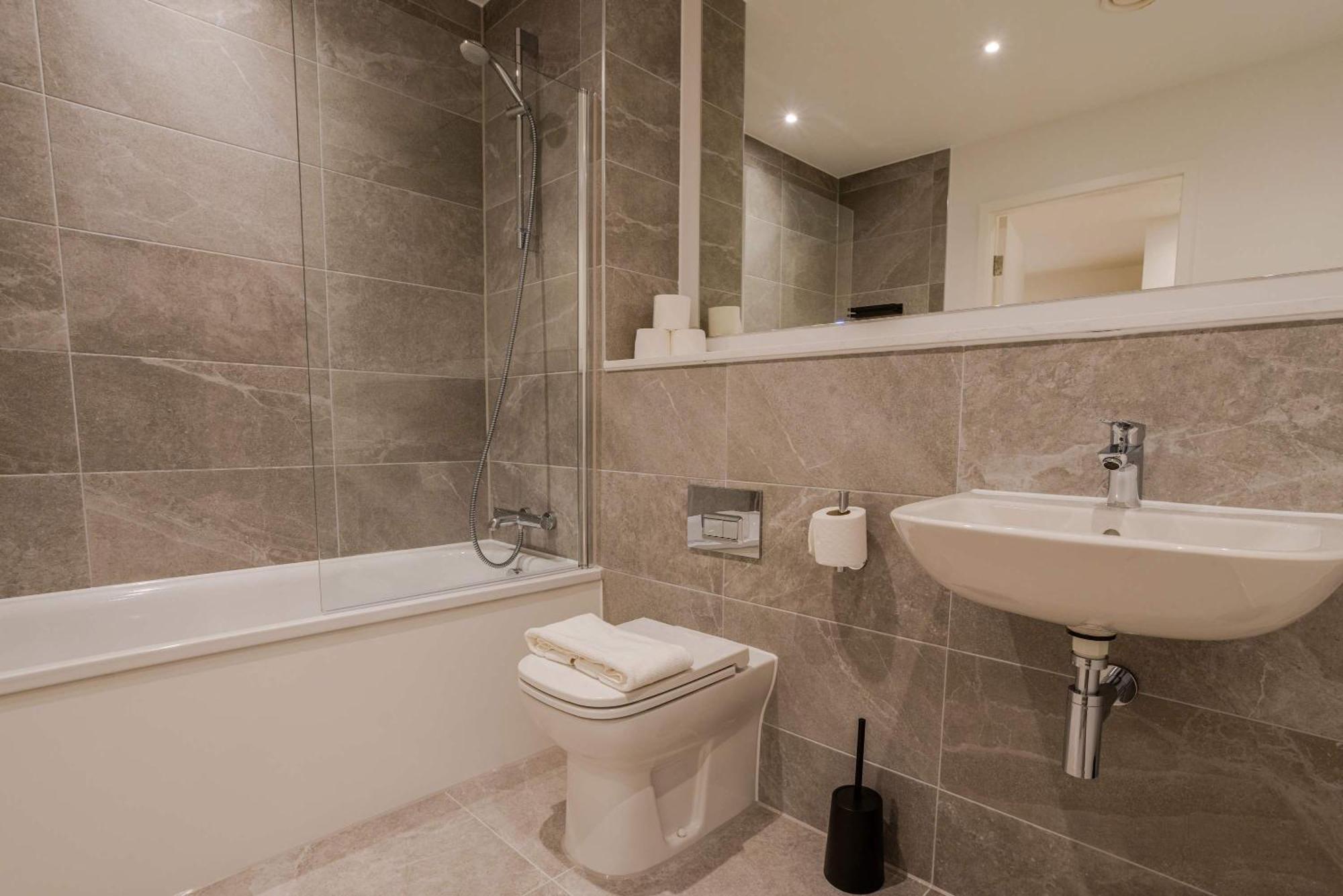 Bianco 2br With Views *