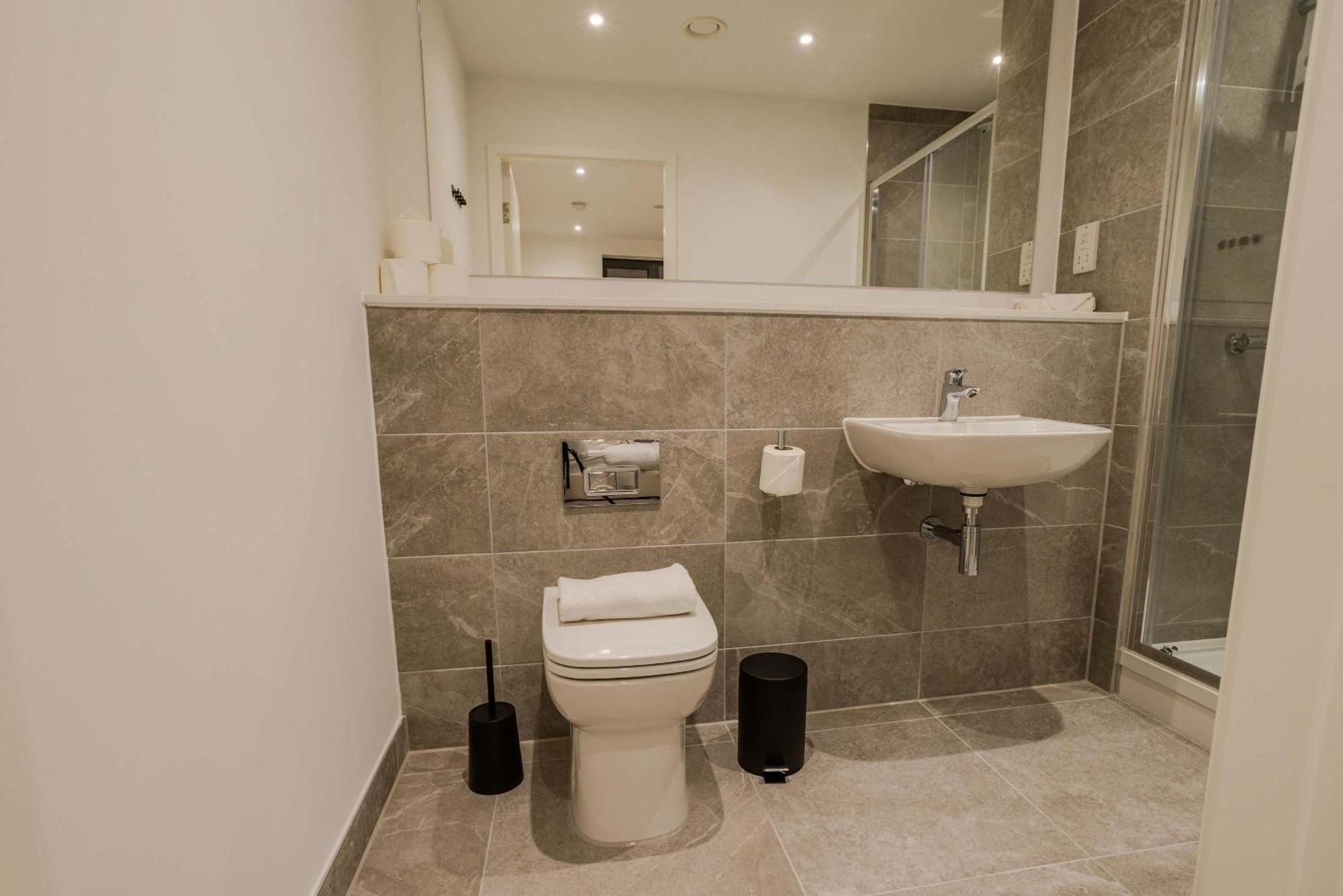 Bianco 2br With Views