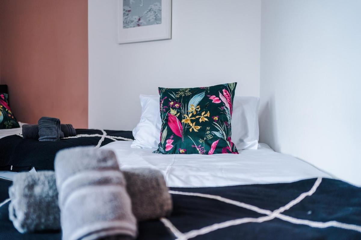 Apartment Free Parking, Sleeps 6, Spacious Home, Prime Salford Location Manchester