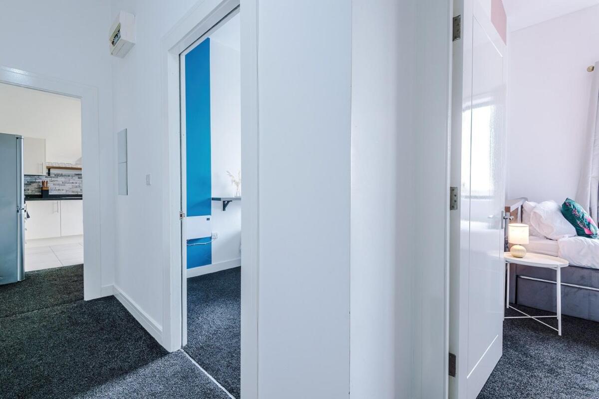 Free Parking, Sleeps 6, Spacious Home, Prime Salford Location Apartment Manchester