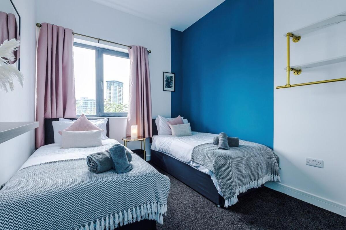 Apartment Free Parking, Sleeps 6, Spacious Home, Prime Salford Location Manchester