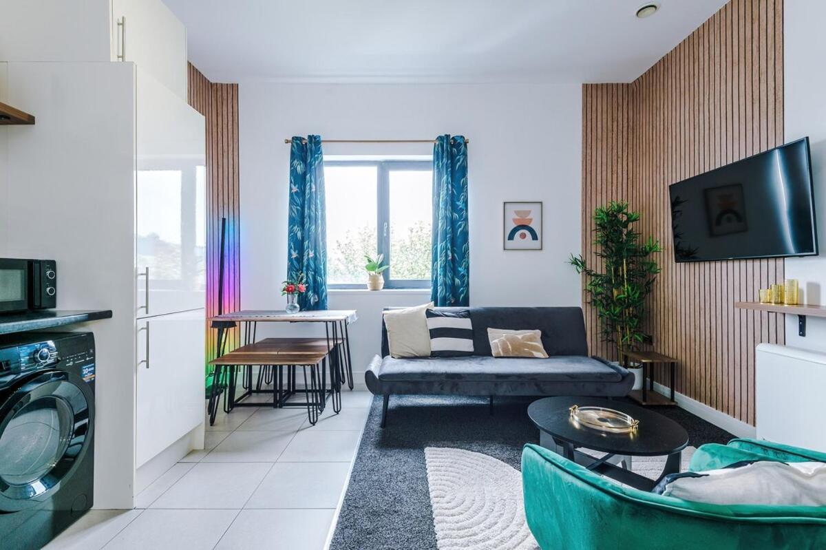 Free Parking, Sleeps 6, Spacious Home, Prime Salford Location * Manchester