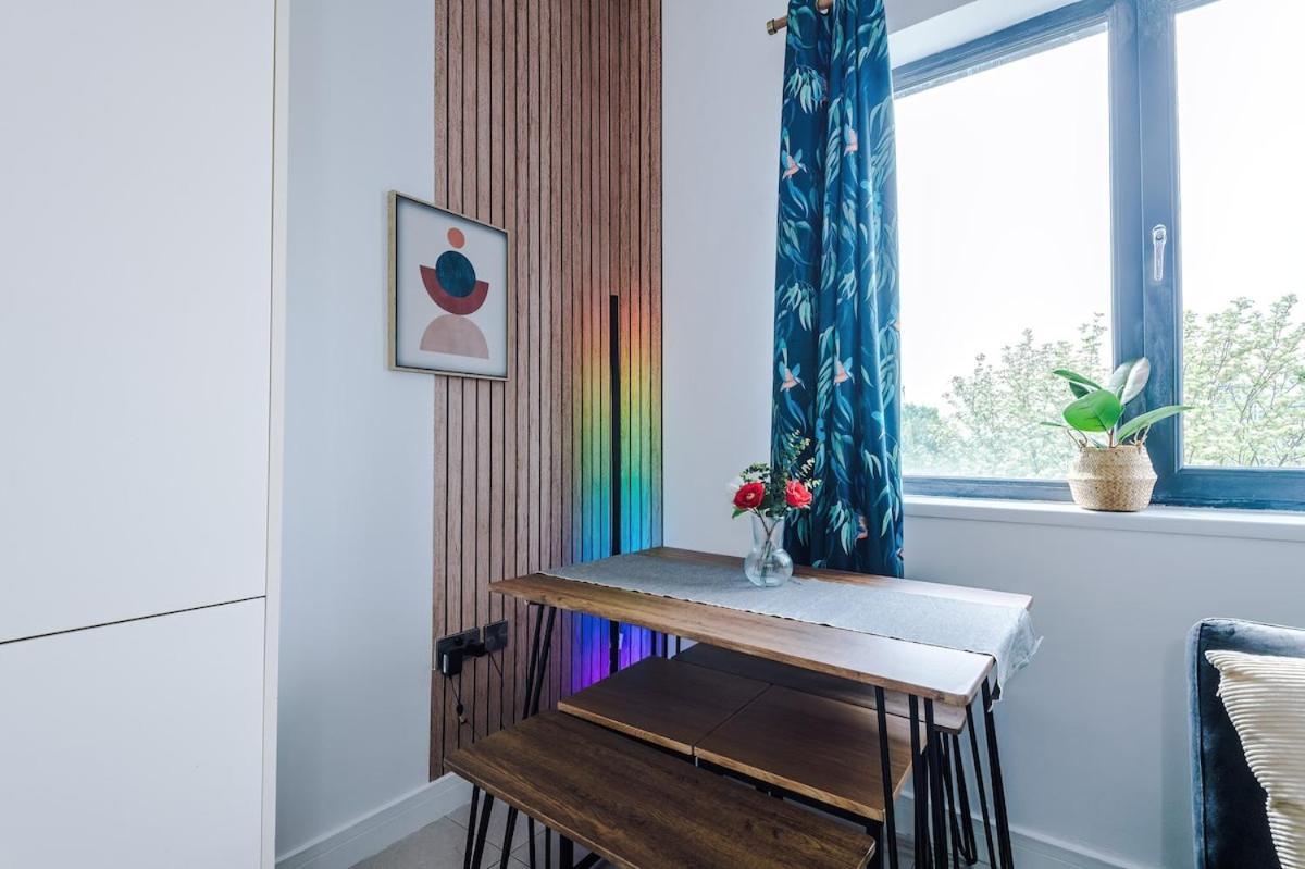Free Parking, Sleeps 6, Spacious Home, Prime Salford Location Apartment *