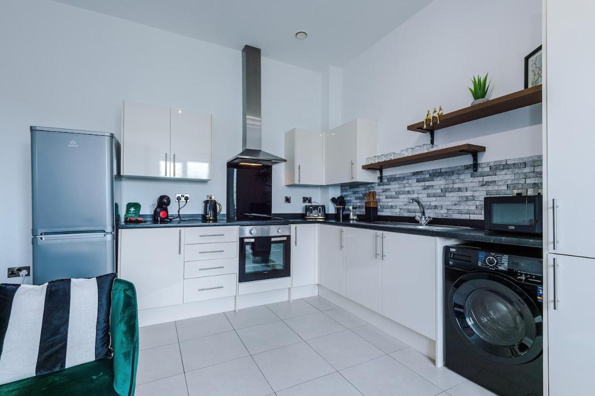 Apartment Free Parking, Sleeps 6, Spacious Home, Prime Salford Location *