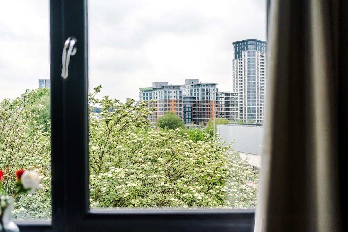 Apartment Free Parking, Sleeps 6, Spacious Home, Prime Salford Location Manchester