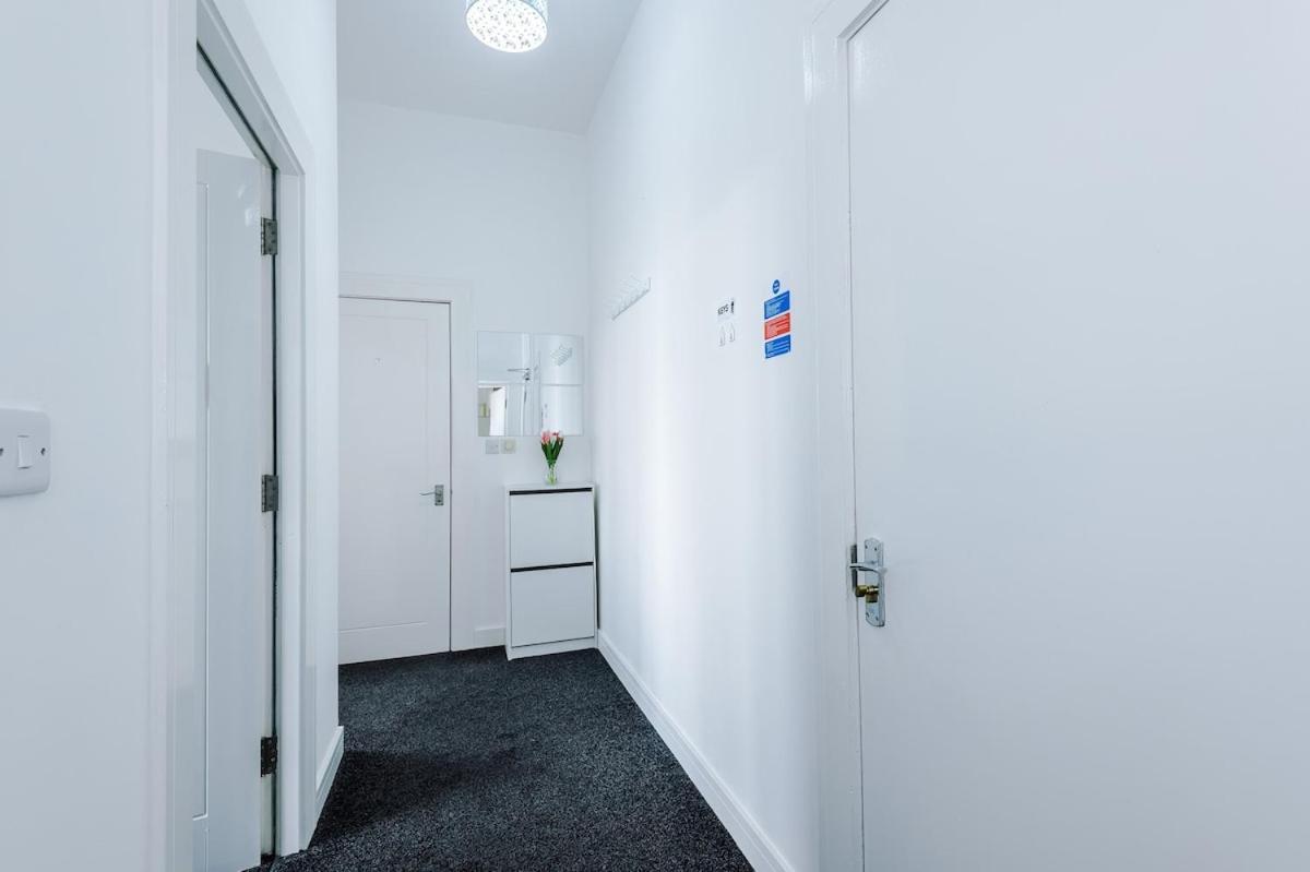 Apartment Free Parking, Sleeps 6, Spacious Home, Prime Salford Location