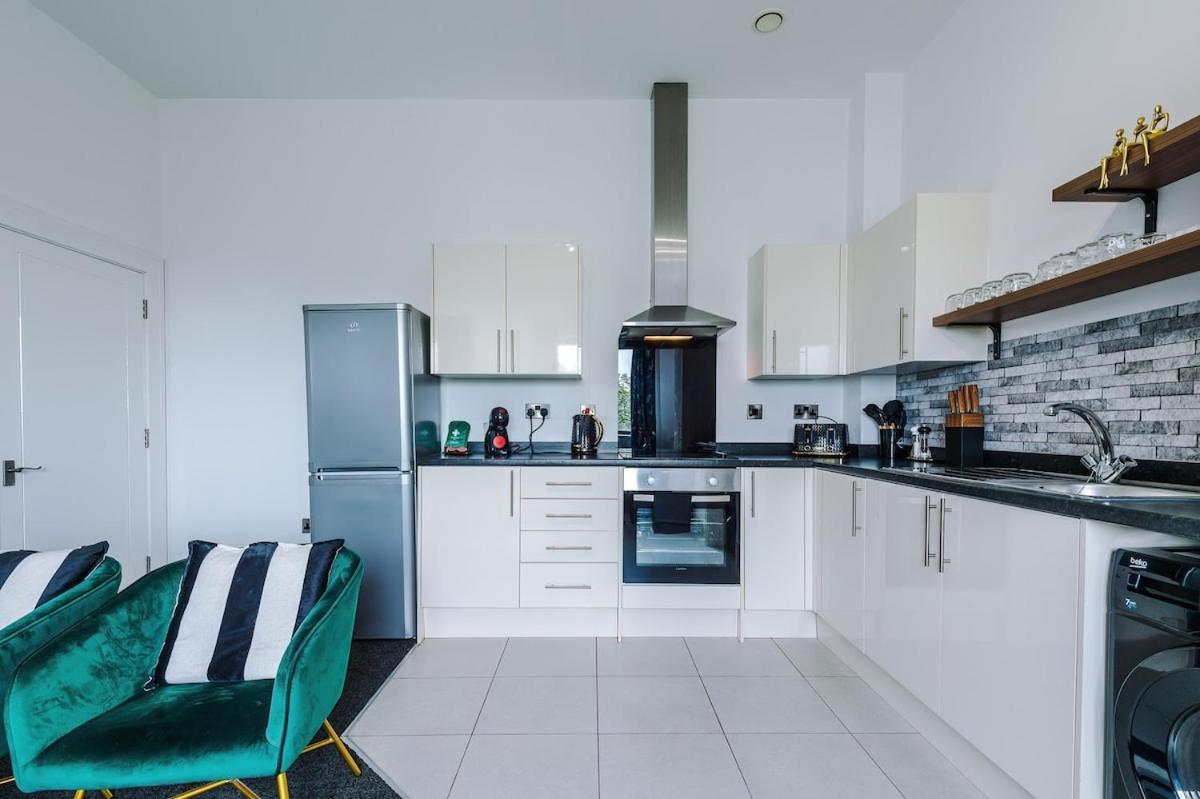 Apartment Free Parking, Sleeps 6, Spacious Home, Prime Salford Location