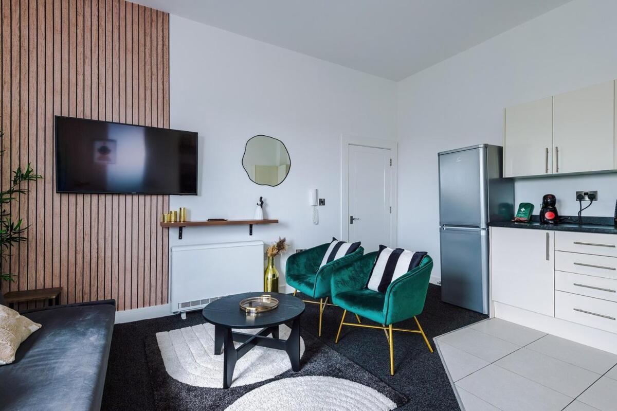 Free Parking, Sleeps 6, Spacious Home, Prime Salford Location Apartment *