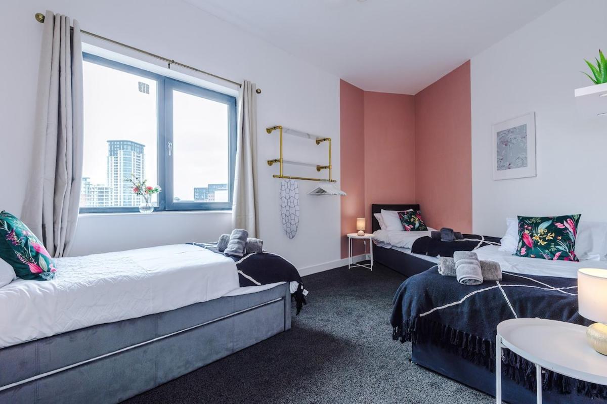 Free Parking, Sleeps 6, Spacious Home, Prime Salford Location Manchester