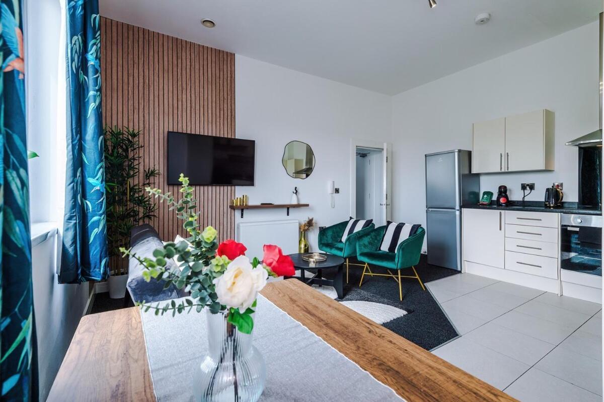 Free Parking, Sleeps 6, Spacious Home, Prime Salford Location