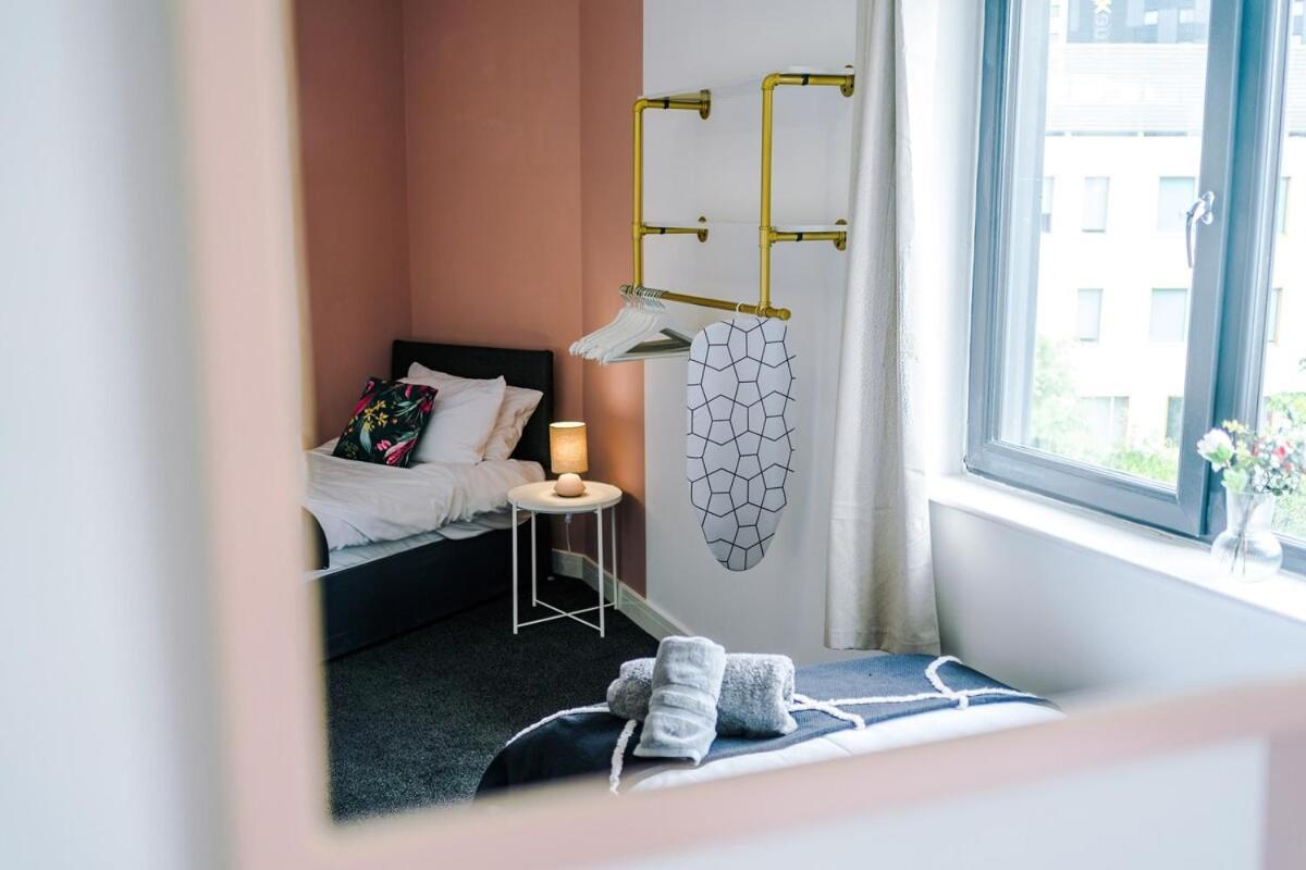 Free Parking, Sleeps 6, Spacious Home, Prime Salford Location Apartment *