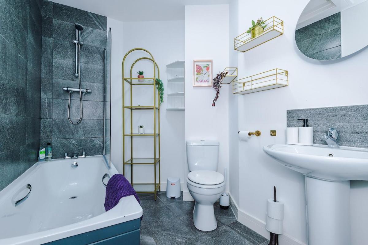Free Parking, Sleeps 6, Spacious Home, Prime Salford Location *