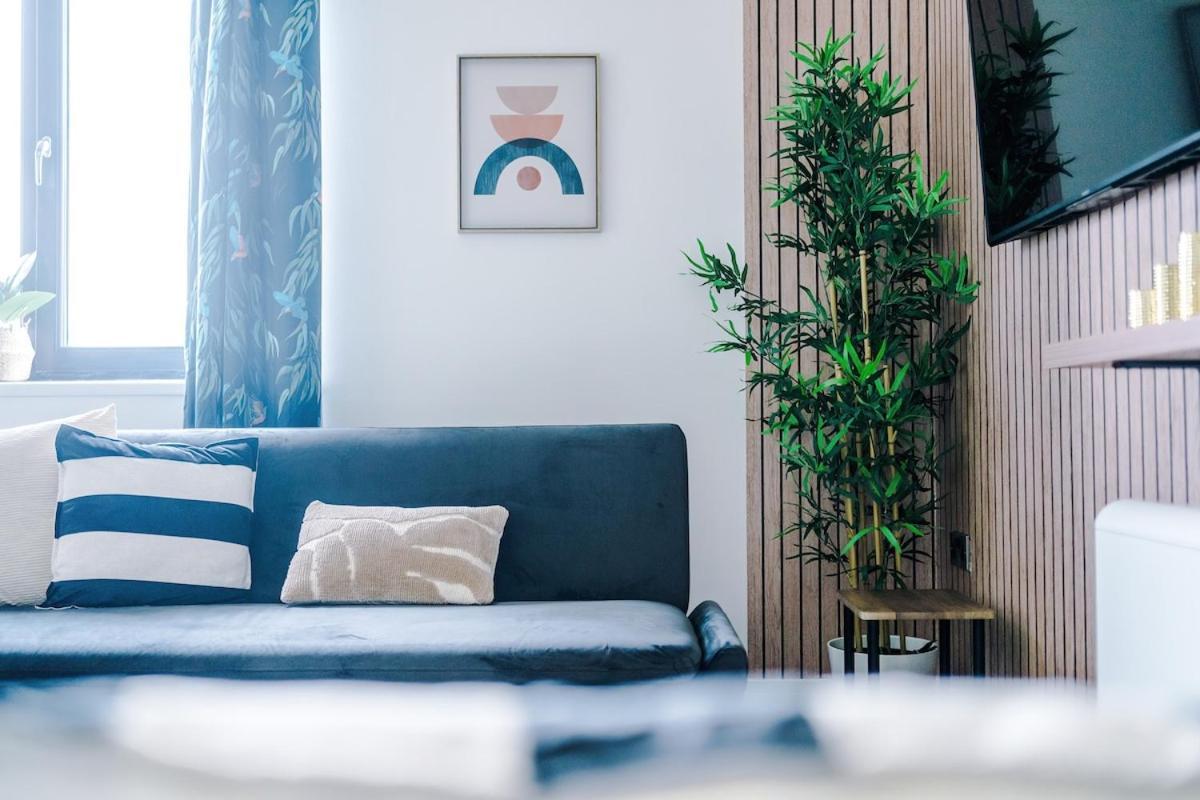Free Parking, Sleeps 6, Spacious Home, Prime Salford Location Manchester