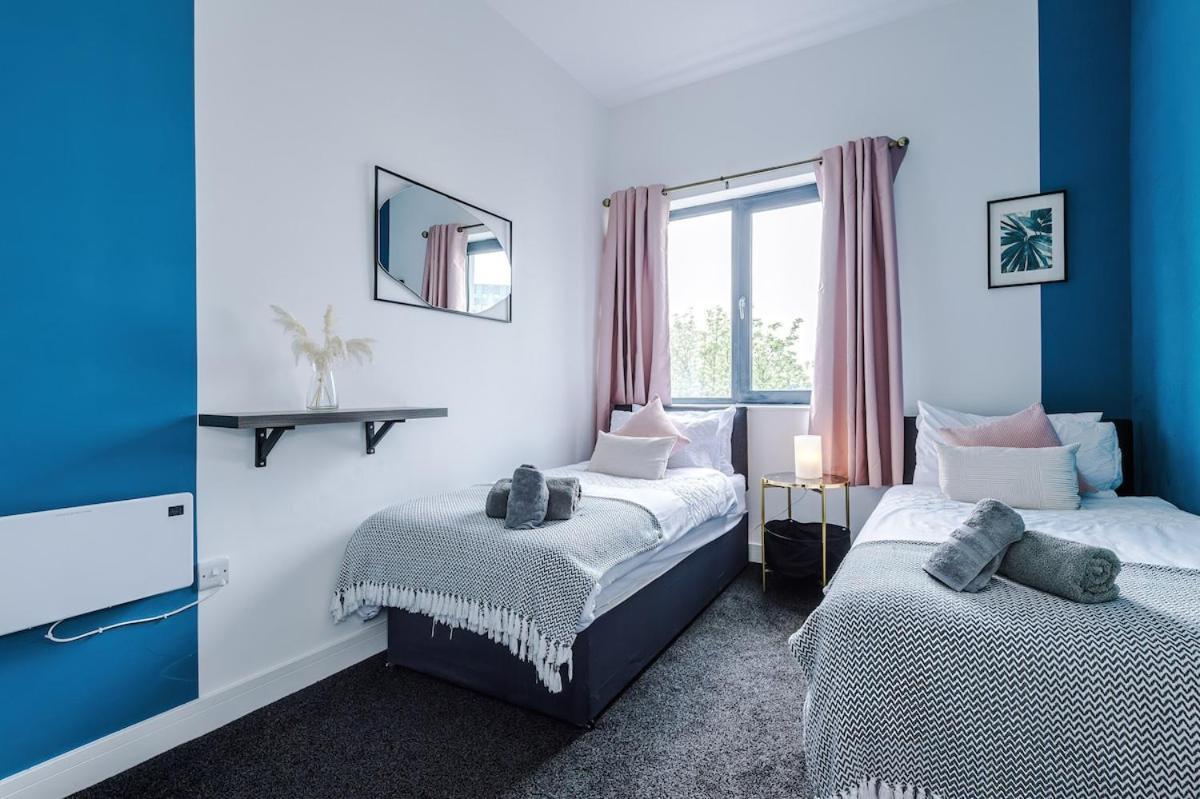 Apartment Free Parking, Sleeps 6, Spacious Home, Prime Salford Location Manchester