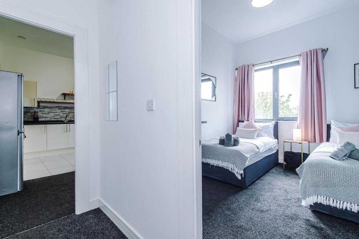 Free Parking, Sleeps 6, Spacious Home, Prime Salford Location Manchester