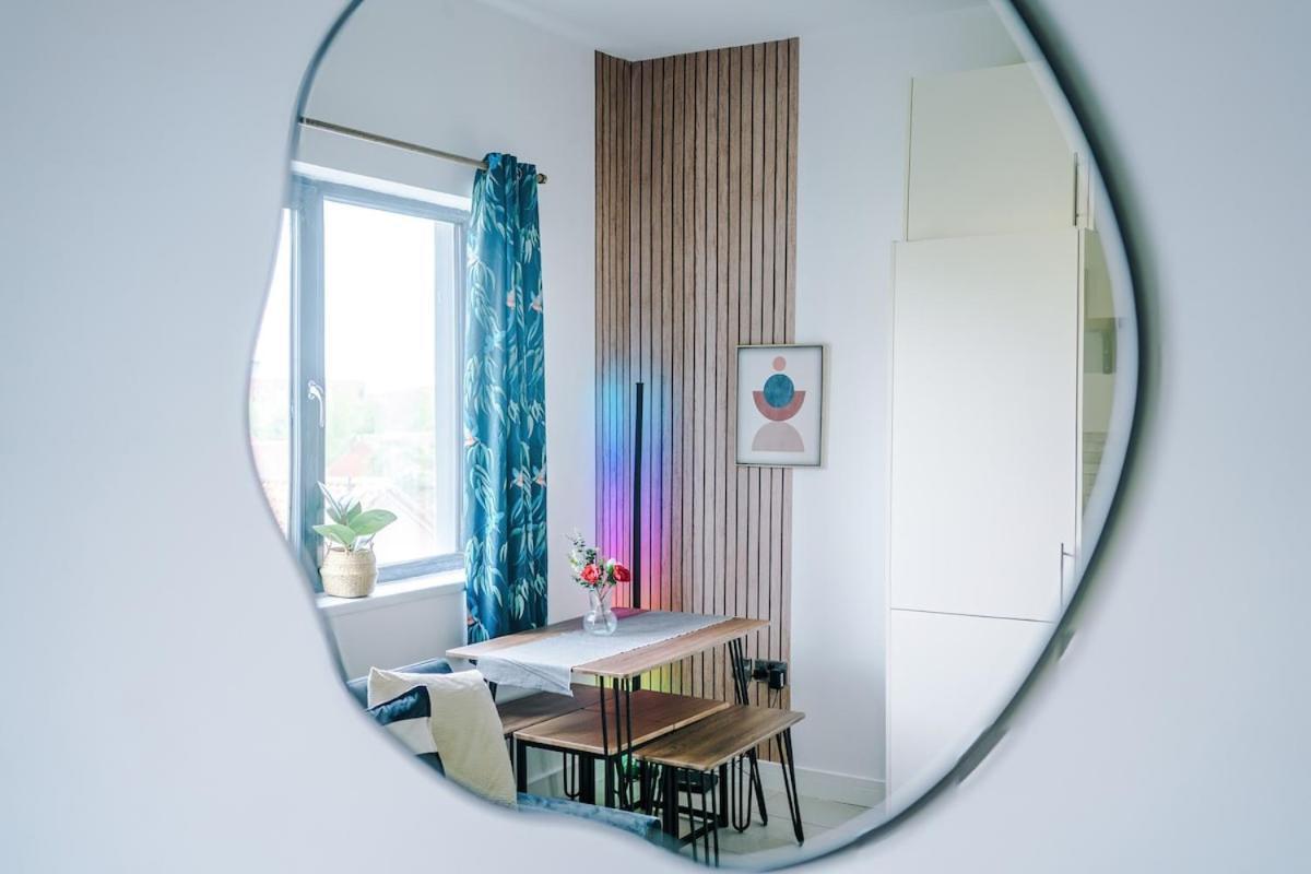 Free Parking, Sleeps 6, Spacious Home, Prime Salford Location Apartment