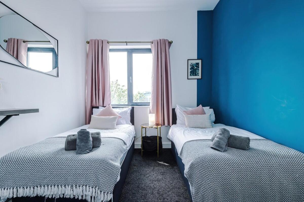 Apartment Free Parking, Sleeps 6, Spacious Home, Prime Salford Location *