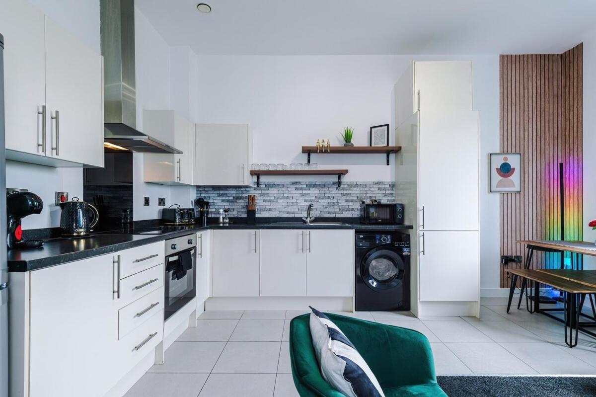 Free Parking, Sleeps 6, Spacious Home, Prime Salford Location
