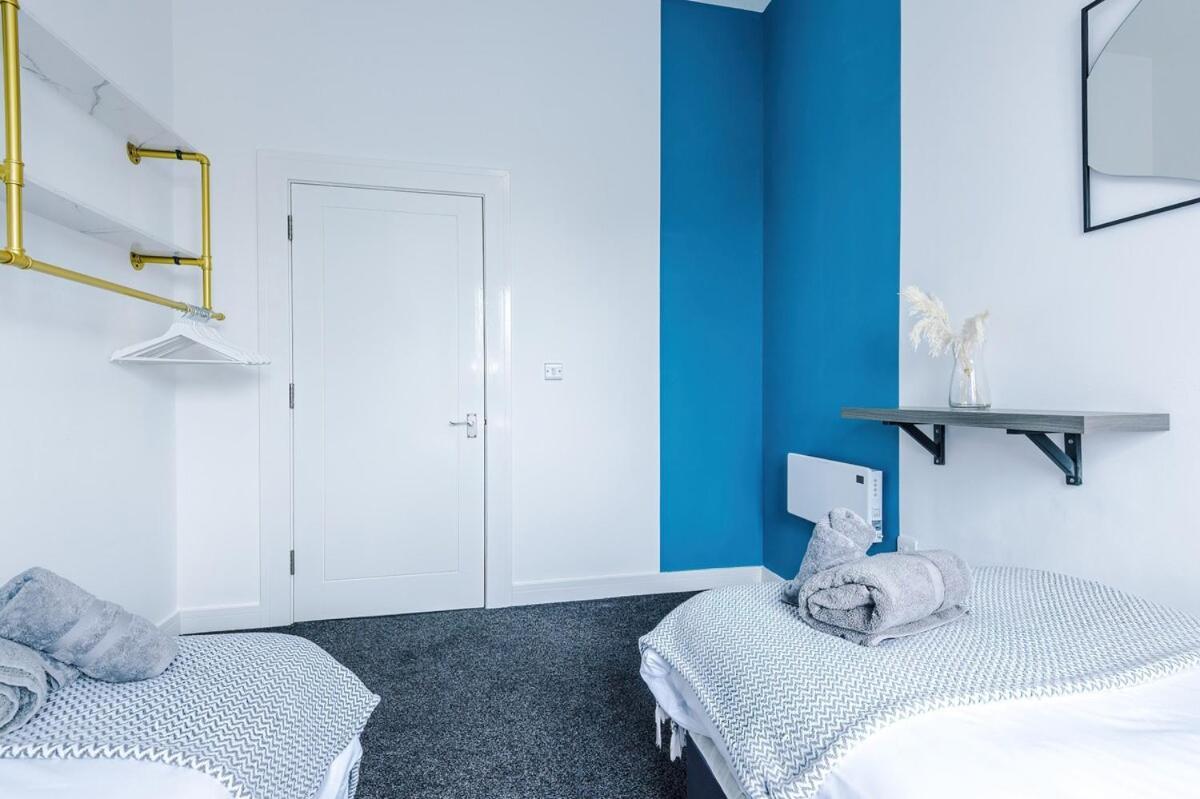 Free Parking, Sleeps 6, Spacious Home, Prime Salford Location Apartment