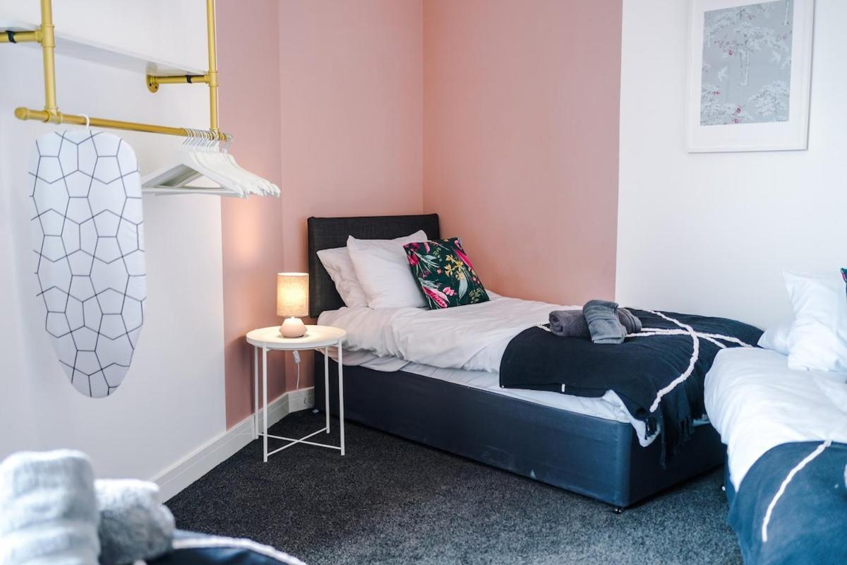 Free Parking, Sleeps 6, Spacious Home, Prime Salford Location Apartment *