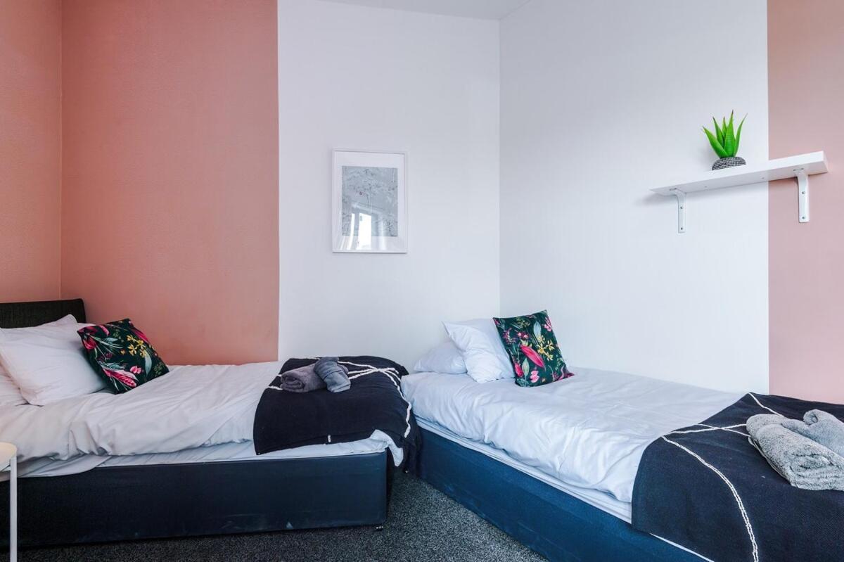 Apartment Free Parking, Sleeps 6, Spacious Home, Prime Salford Location *