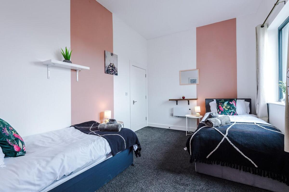 Free Parking, Sleeps 6, Spacious Home, Prime Salford Location