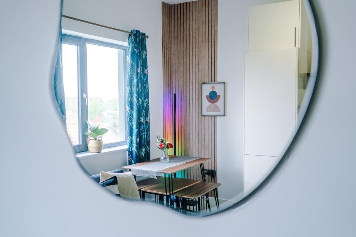 Free Parking, Sleeps 6, Spacious Home, Prime Salford Location Apartment