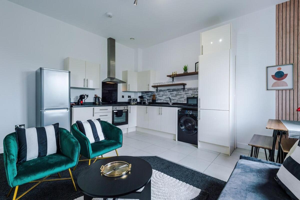 Apartment Free Parking, Sleeps 6, Spacious Home, Prime Salford Location *