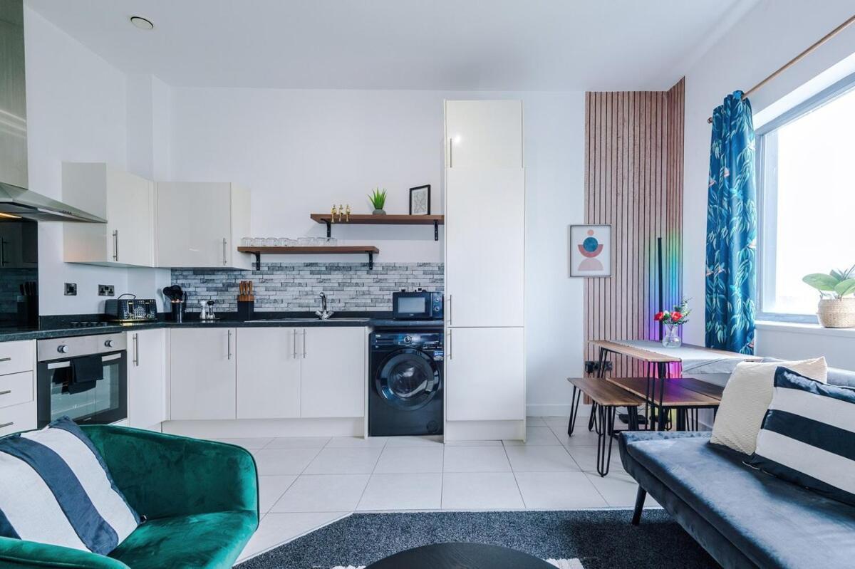 Free Parking, Sleeps 6, Spacious Home, Prime Salford Location *