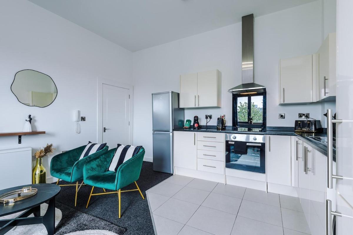 Free Parking, Sleeps 6, Spacious Home, Prime Salford Location Manchester