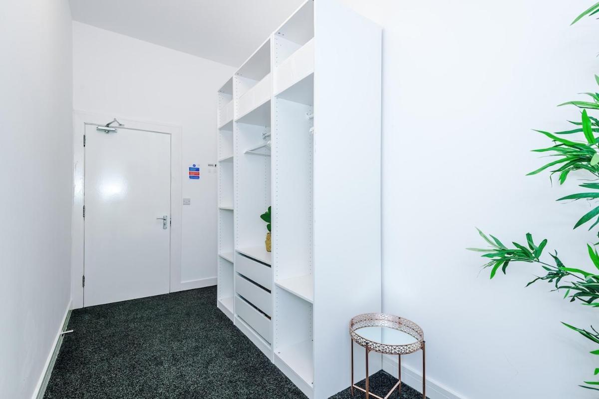 Sleeps 8, Free Parking, Stunning In Salford Quays, Perfect For Groups, Long Term Disc Apartment *