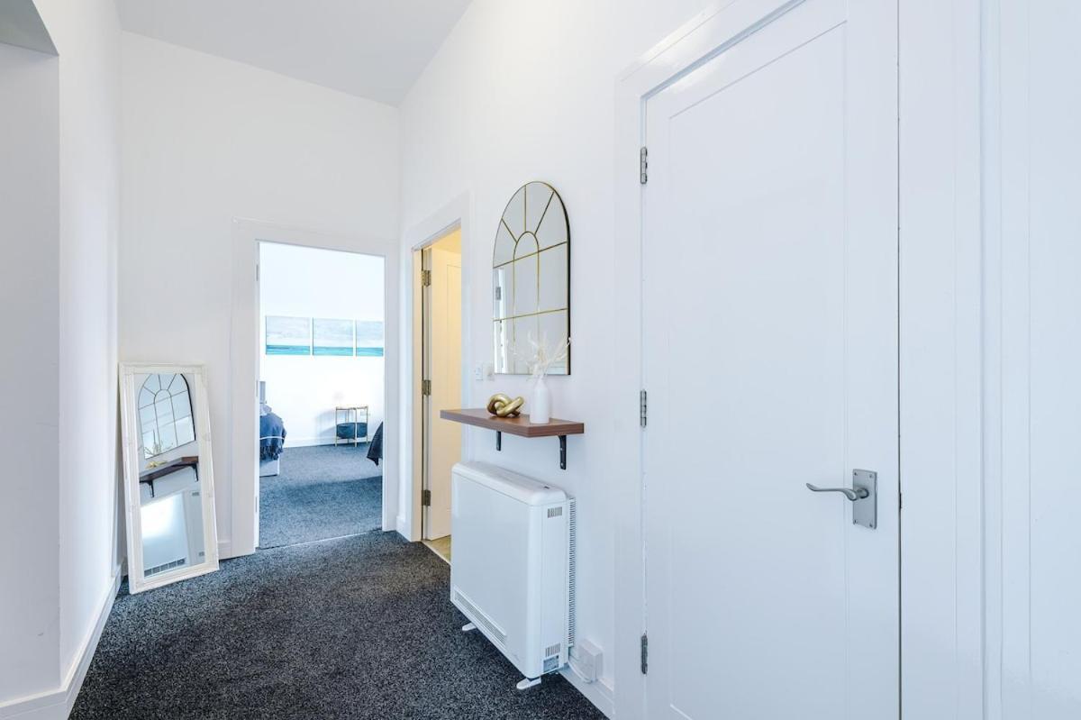 Sleeps 8, Free Parking, Stunning In Salford Quays, Perfect For Groups, Long Term Disc Manchester