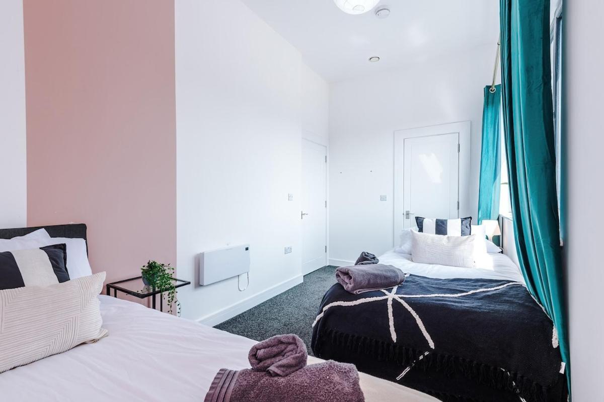 Sleeps 8, Free Parking, Stunning In Salford Quays, Perfect For Groups, Long Term Disc *