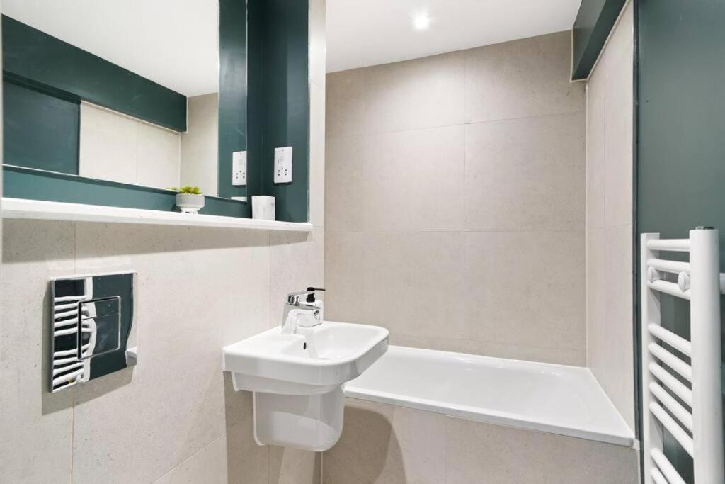 Modern With Roof Terrace * Manchester