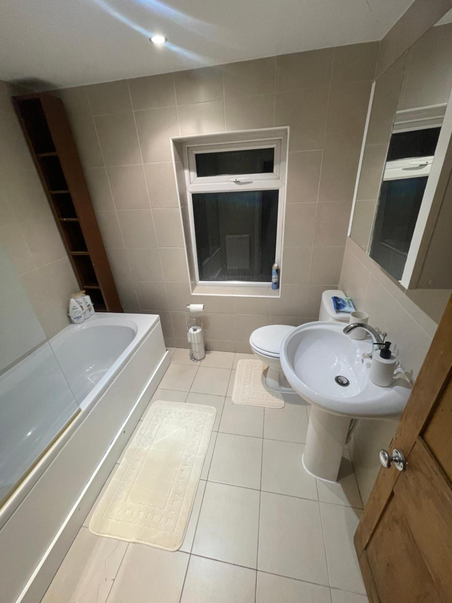 -Sleeps 10 People Spacious House -Fast Free Wifi -Free Parking -Contractor Friendly Holiday home