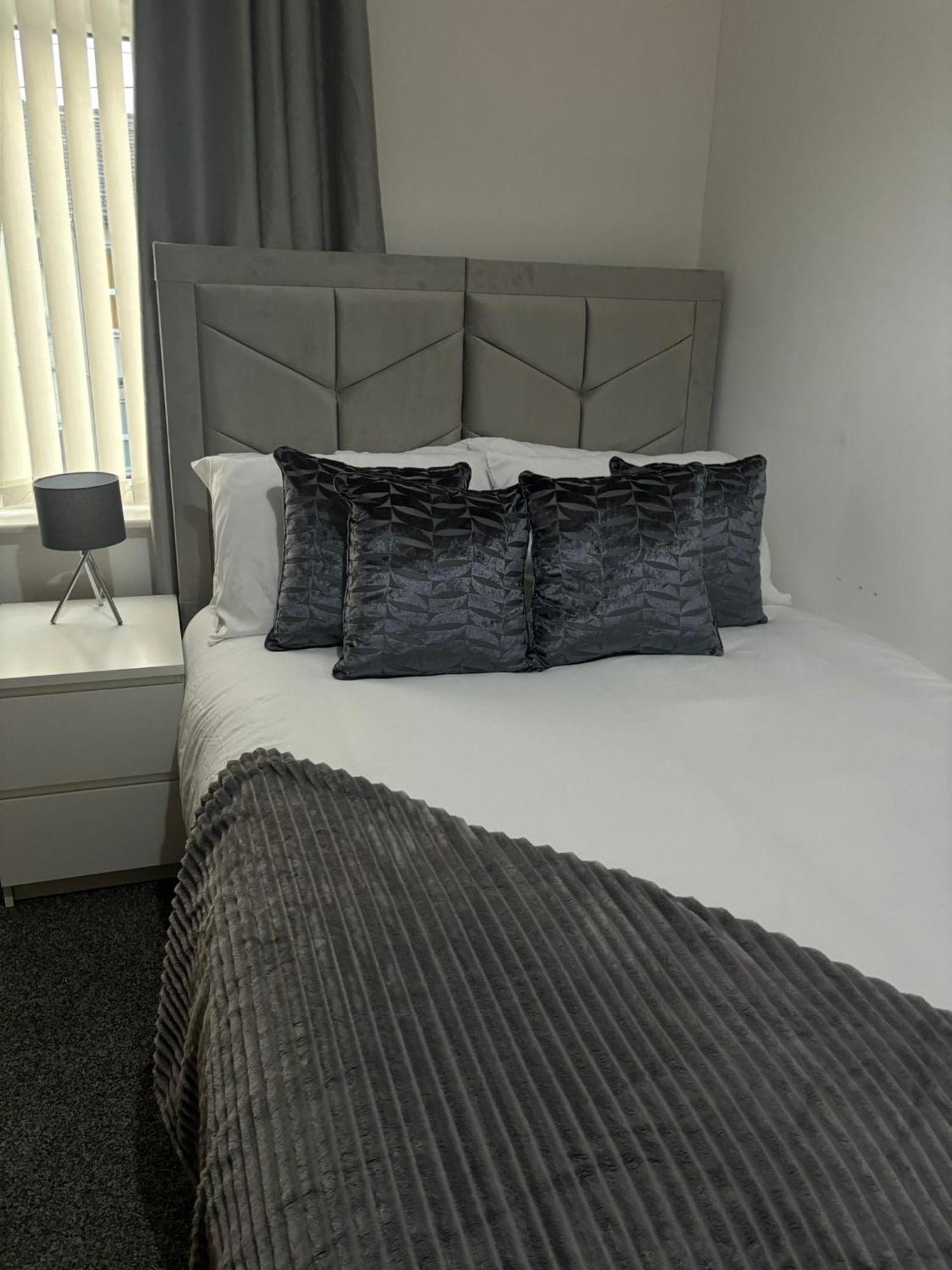 Holiday home -Sleeps 10 People Spacious House -Fast Free Wifi -Free Parking -Contractor Friendly *