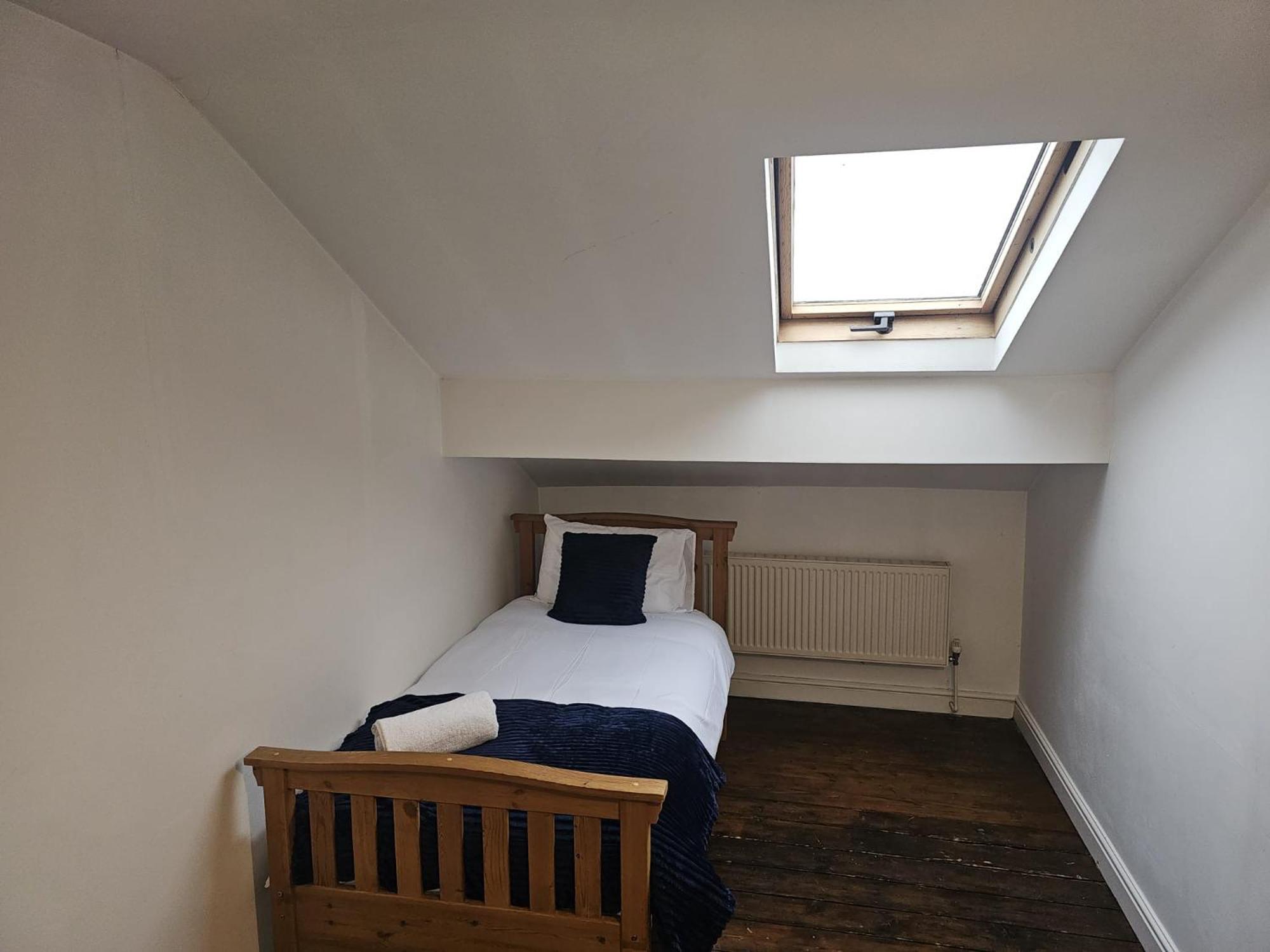 -Sleeps 10 People Spacious House -Fast Free Wifi -Free Parking -Contractor Friendly Holiday home Manchester