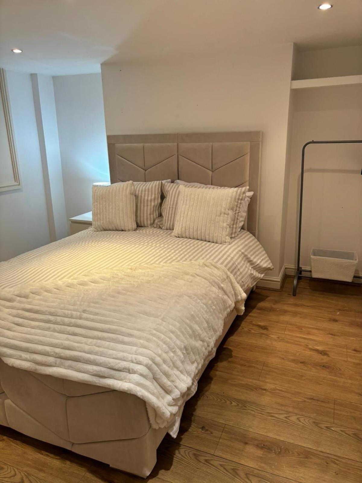 -Sleeps 10 People Spacious House -Fast Free Wifi -Free Parking -Contractor Friendly *