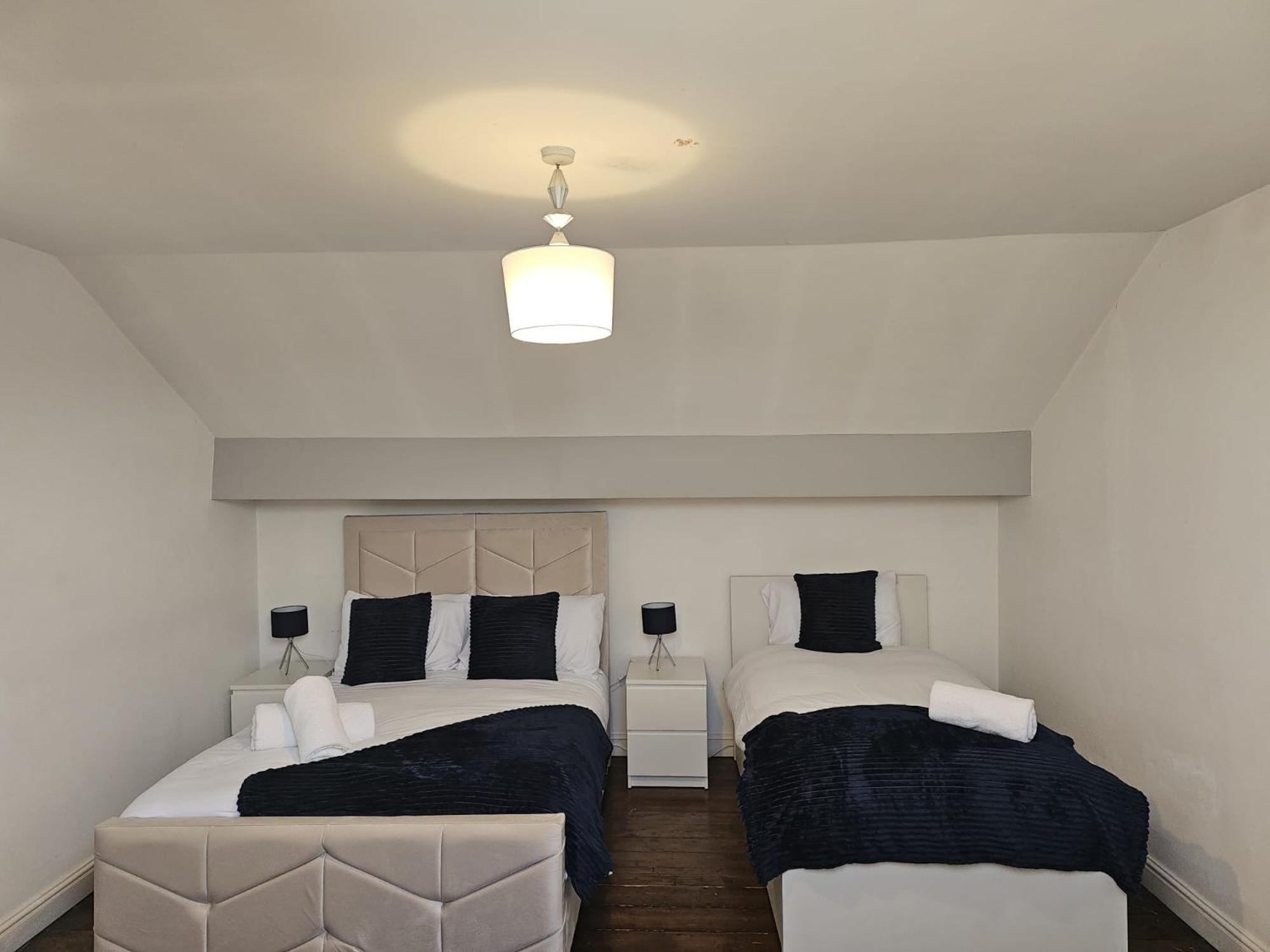 -Sleeps 10 People Spacious House -Fast Free Wifi -Free Parking -Contractor Friendly Manchester