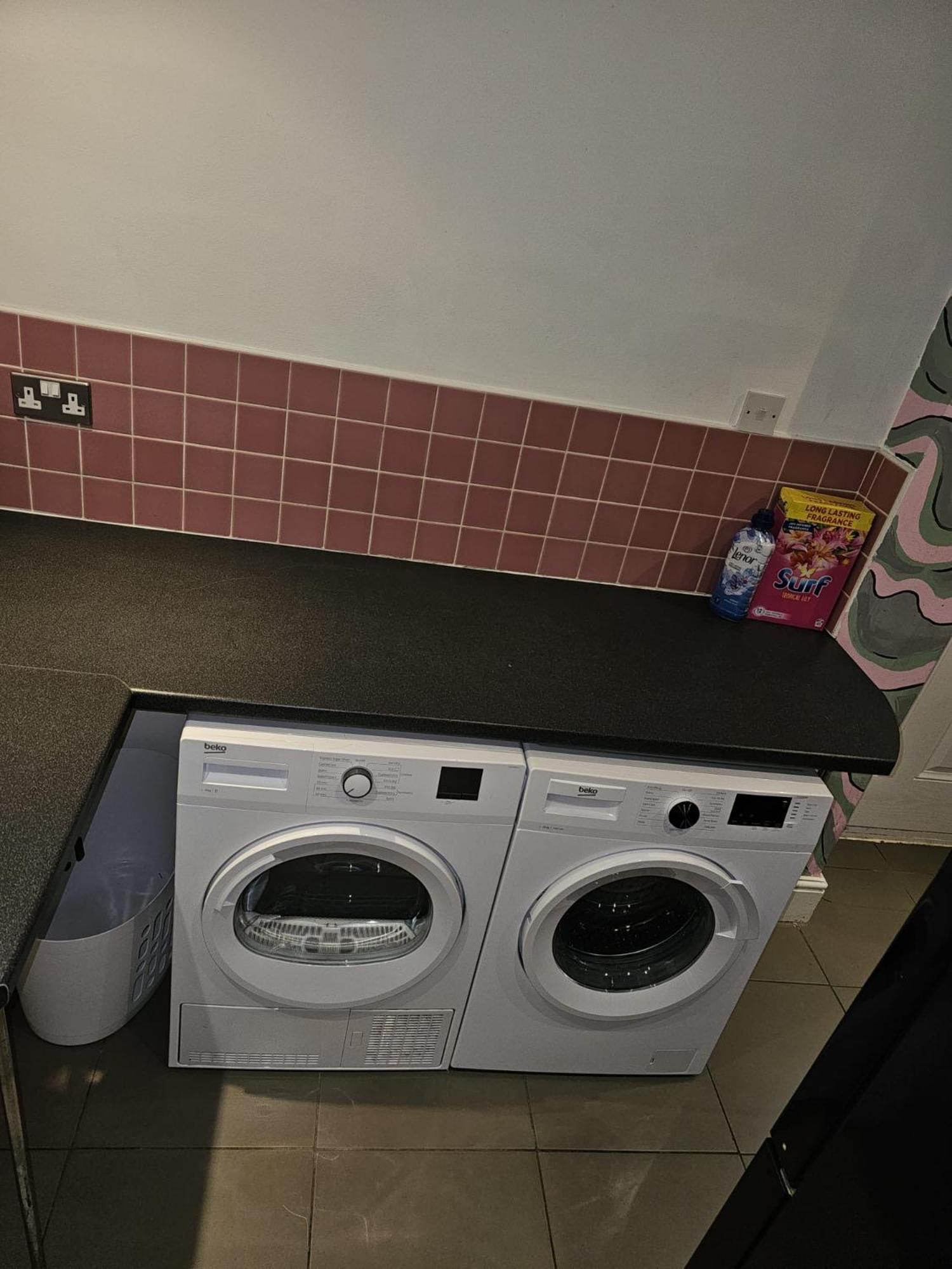 Holiday home -Sleeps 10 People Spacious House -Fast Free Wifi -Free Parking -Contractor Friendly