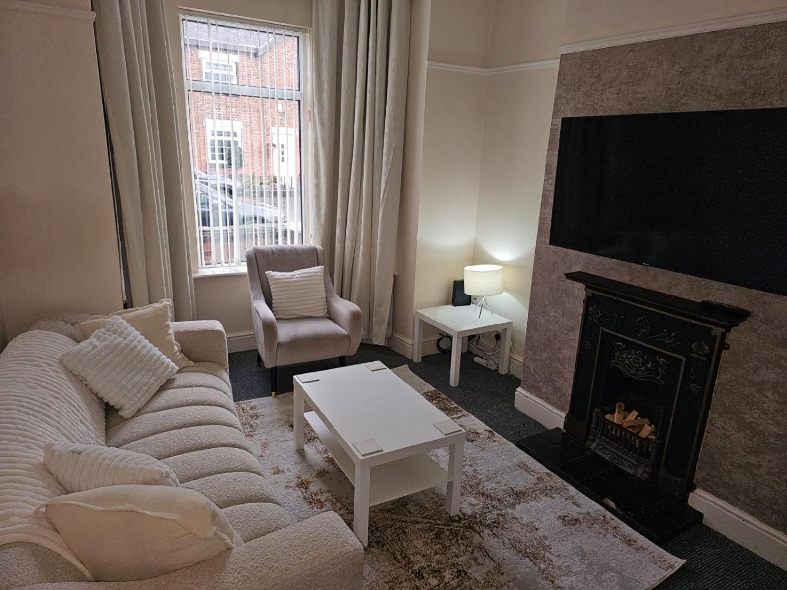 Holiday home -Sleeps 10 People Spacious House -Fast Free Wifi -Free Parking -Contractor Friendly *