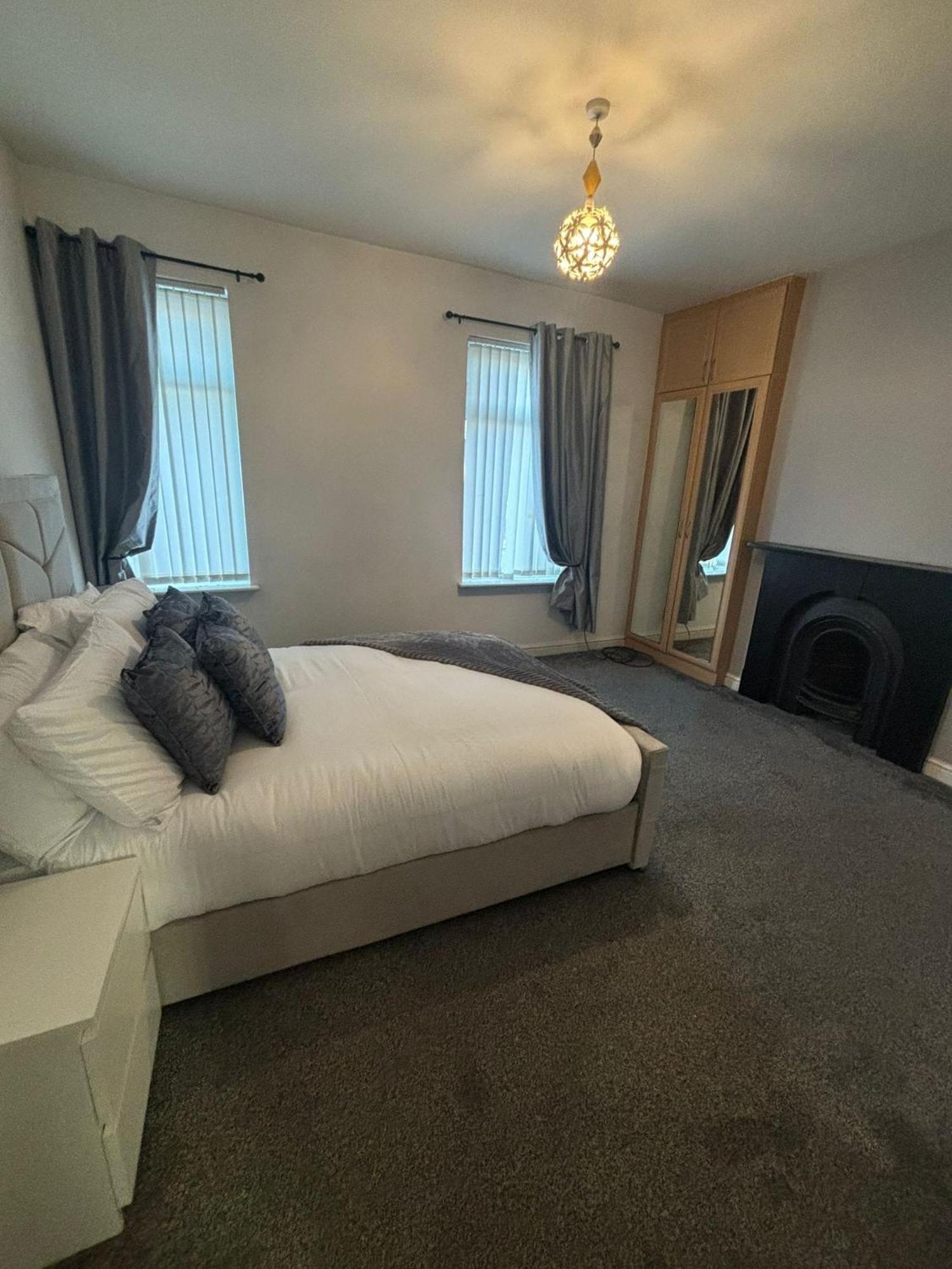 -Sleeps 10 People Spacious House -Fast Free Wifi -Free Parking -Contractor Friendly Manchester